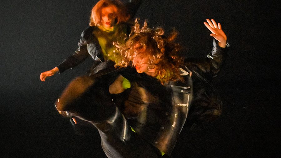 Emile de Vasconcelos-Taillefer et Alec Charbonneau dans Cru d'automne de l'École de danse contemporaine de Montréal, photo de Maxime Côté