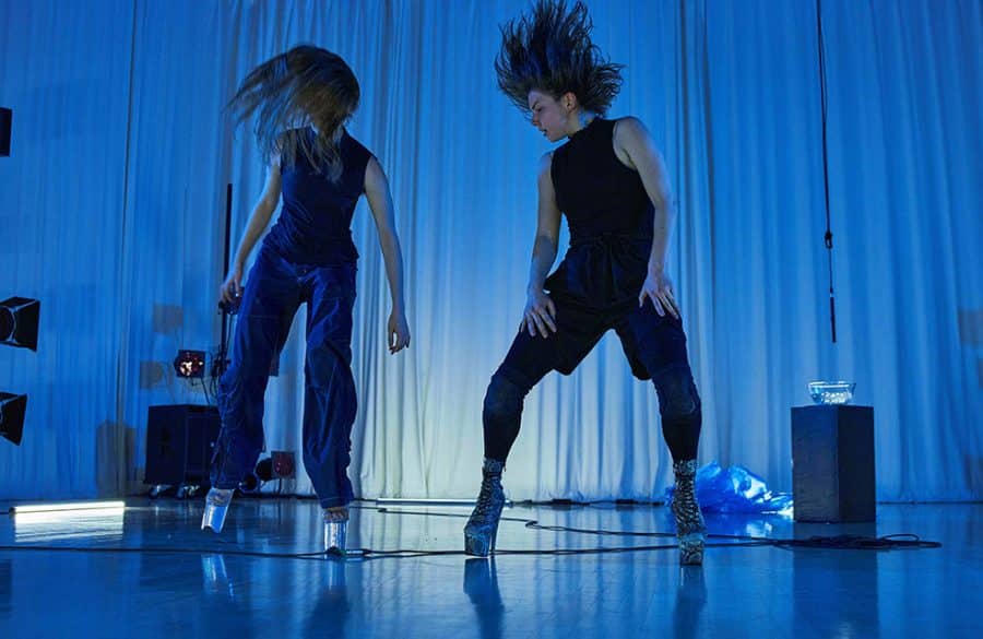 Luce Lainé et Kyana Lyne dans une chorégraphie de Rachelle Bourget lors du LABdiff 3, photo de Pierre Tran