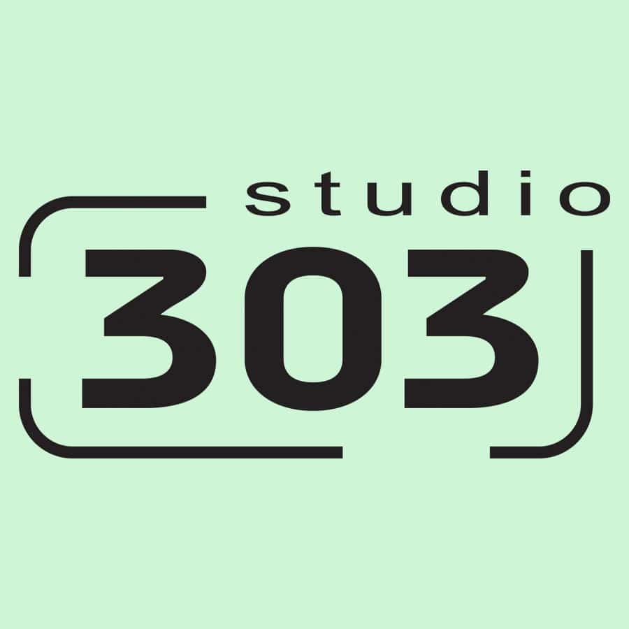 studio 303, fond vert pâle