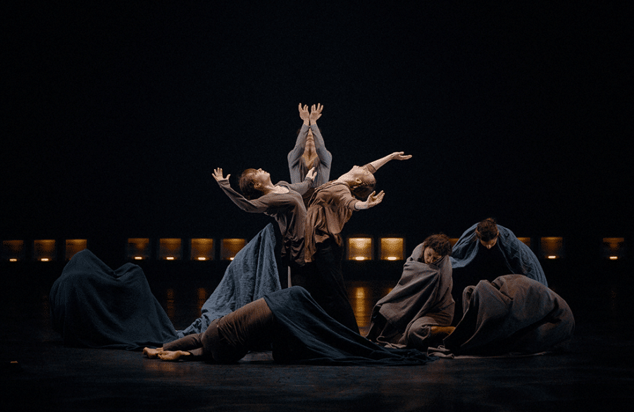 Tessa Rae Kuz, Geneviève Boulet, Erin O'Loughlin, Hoor Malas, Isabel Cruz in Margie Gillis's To Lose the World, photo by Sasha Onyshchenko