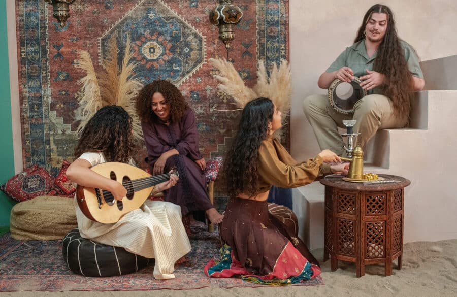 Nadine Altounji, Najla Jaffel, Chanel Cheiban et Oisín Hannigan dans El kamar bi zaher de Chanel Cheiban, photo d'Etienne de Durocher