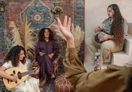 Nadine Altounji, Najla Jaffel et Oisín Hannigan dans El kamar bi zaher de Chanel Cheiban, photo d'Etienne de Durocher