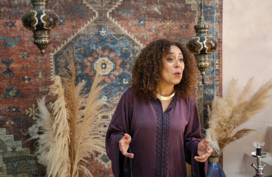 Najla Jaffel in Chanel Cheiban's El kamar bi zaher, photo by Etienne de Durocher