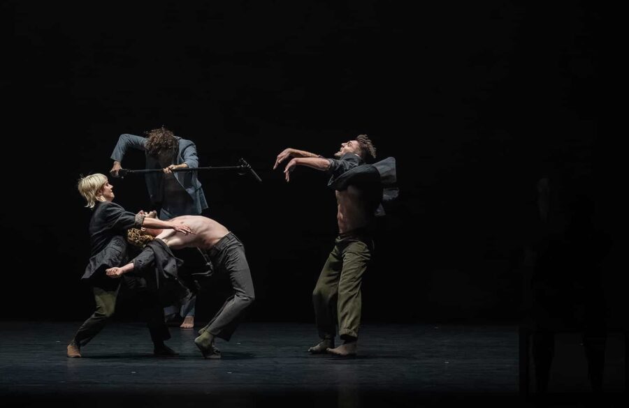 Peter Trosztmer, Sophie Breton, Nicholas Bellefleur et Alexandre Carlos dans Fables de Virginie Brunelle, photo de David Wong