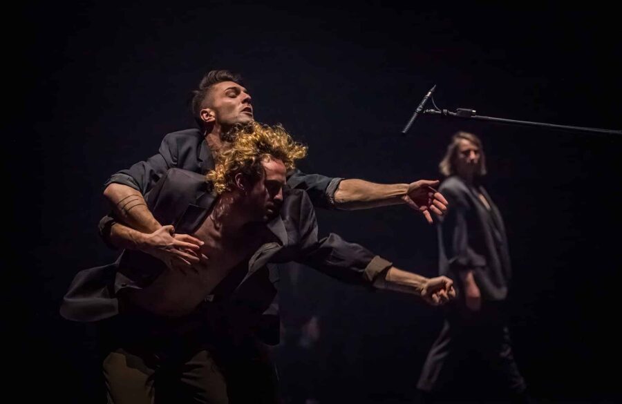 Nicholas Bellefleur, Alexandre Carlos et Marine Rixhon dans Fables de Virginie Brunelle, photo de David Wong