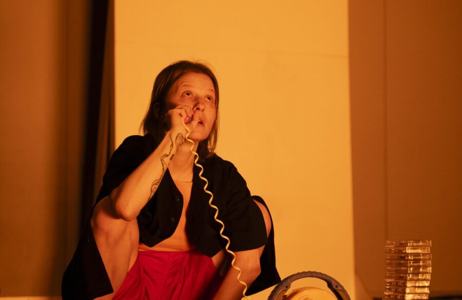 Photo of Victoria Mackenzie in LABdiff 6, photo by Claude Labrèche-Lemay