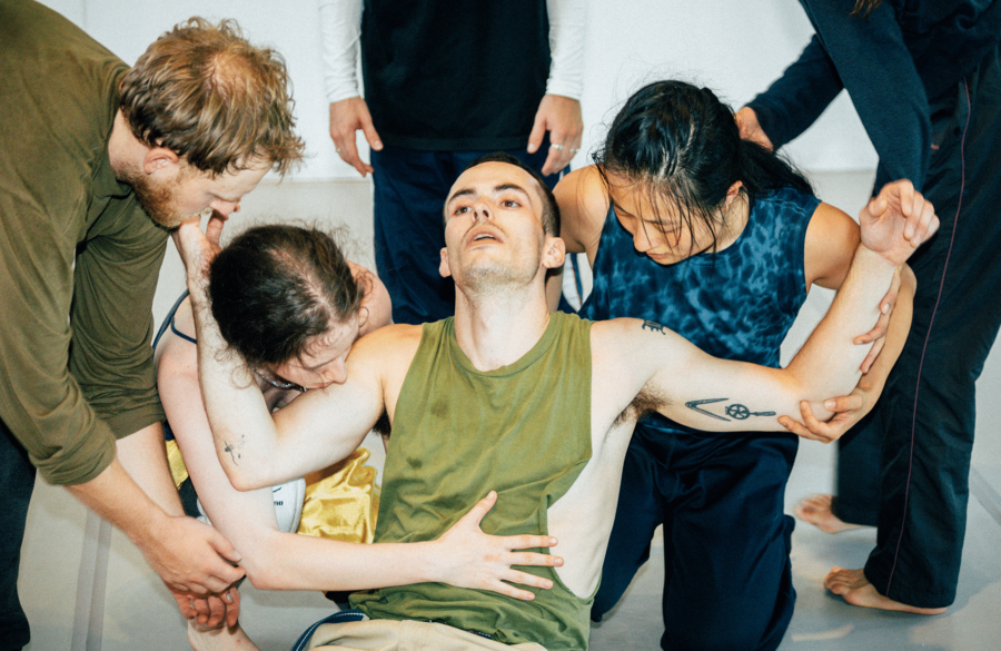 Jake Poloz, Adèle Ross, Rion Taylor et Jia Yi (Judy) Luo dans Tête-à-Tête de Jessica Joy Muszynski, photo de Connory Ballantyne