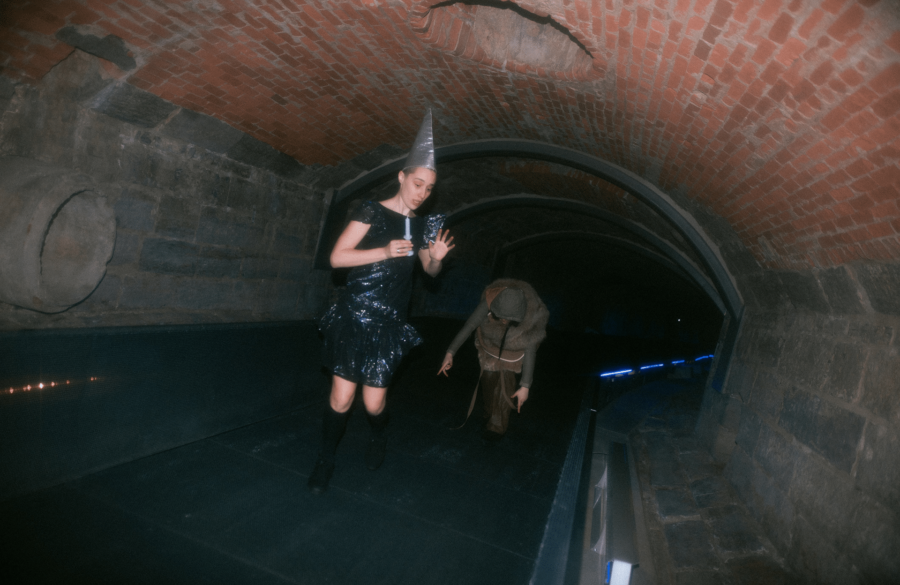 Claire Pearl and Léonie Bélanger in Projet Alterdogs's ALTERMUNDI, photo by Charlie Poirier-Bouthillette