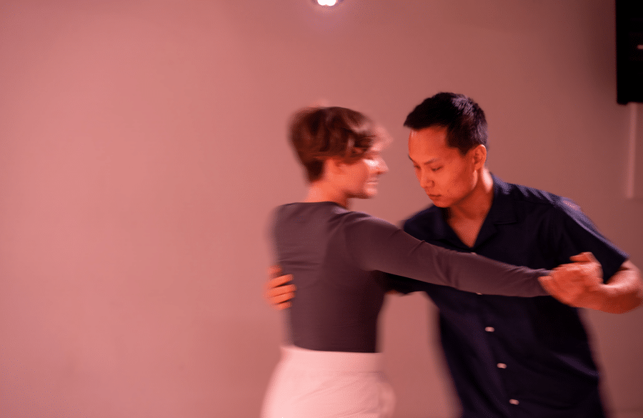 Victor Vân Tran et Samuelle Auclair dans u go, i go de Savage & Samuelle, photo de Shawn Kim