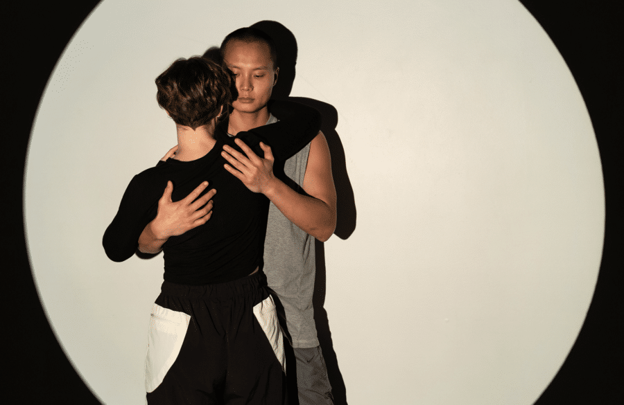 Victor Vân Tran et Samuelle Auclair dans u go, i go de Savage & Samuelle, photo de Boris Khramtsov