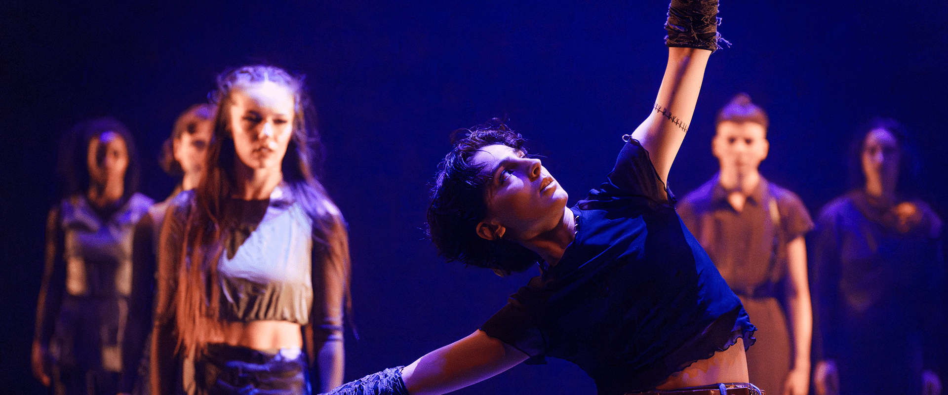 Regine Sénatus-Lange, Julie Dupin, Lilly Bouvier, Élisa Martin (solo), Oli Pedneault-Doucet, Alikisia Ikauno in École de danse contemporaine de Montréal's Échos contemporains, photo by Maxime Côté