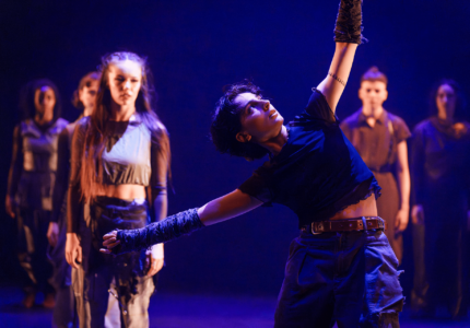 Regine Sénatus-Lange, Julie Dupin, Lilly Bouvier, Élisa Martin (solo), Oli Pedneault-Doucet, Alikisia Ikauno in École de danse contemporaine de Montréal's Échos contemporains, photo by Maxime Côté
