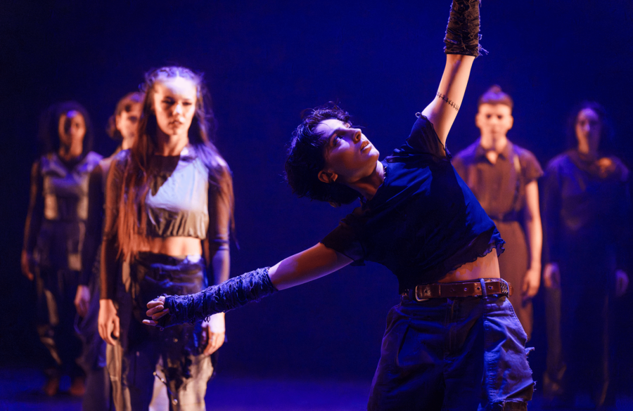 Regine Sénatus-Lange, Julie Dupin, Lilly Bouvier, Élisa Martin (solo), Oli Pedneault-Doucet, Alikisia Ikauno in École de danse contemporaine de Montréal's Échos contemporains, photo by Maxime Côté