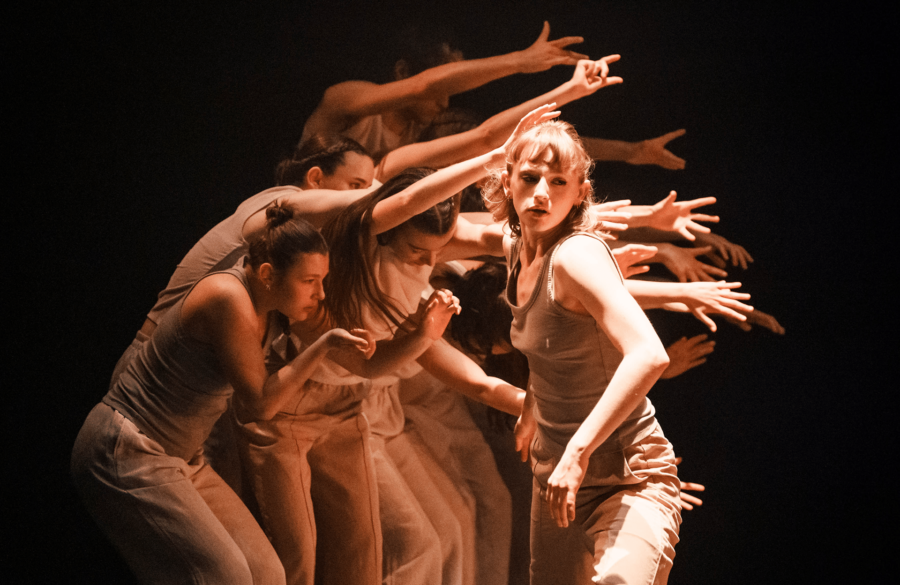 Justine Heude in École de danse contemporaine de Montréal's Danses croisées, photo by Maxime Côté