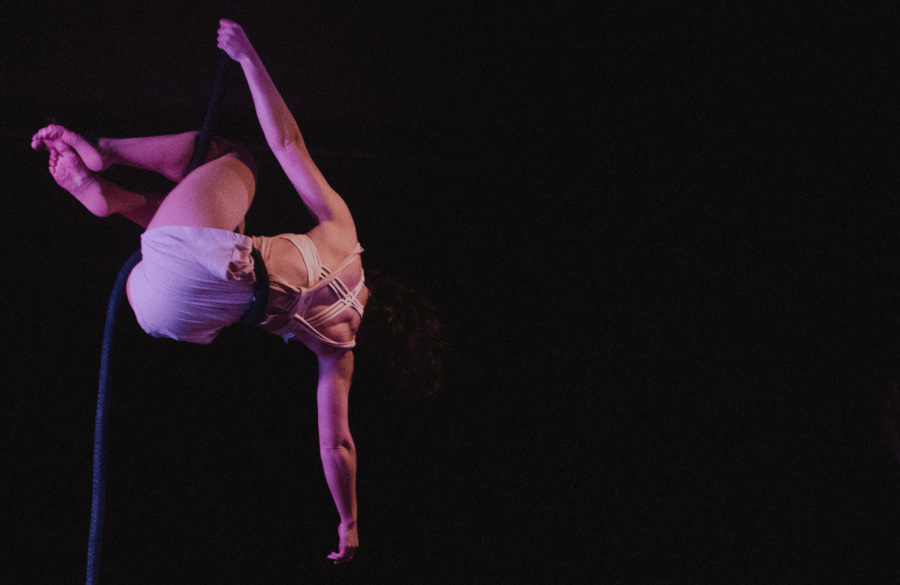 Élise Leblanc dans Les déesses qui coulent du collectif Les Furtives, photo de Helena Valles