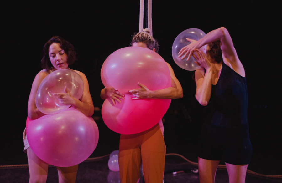 Élise Leblanc, Geneviève Robitaille et Mathilde Perahia dans Les déesses qui coulent du collectif Les Furtives, photo de Helena Valles