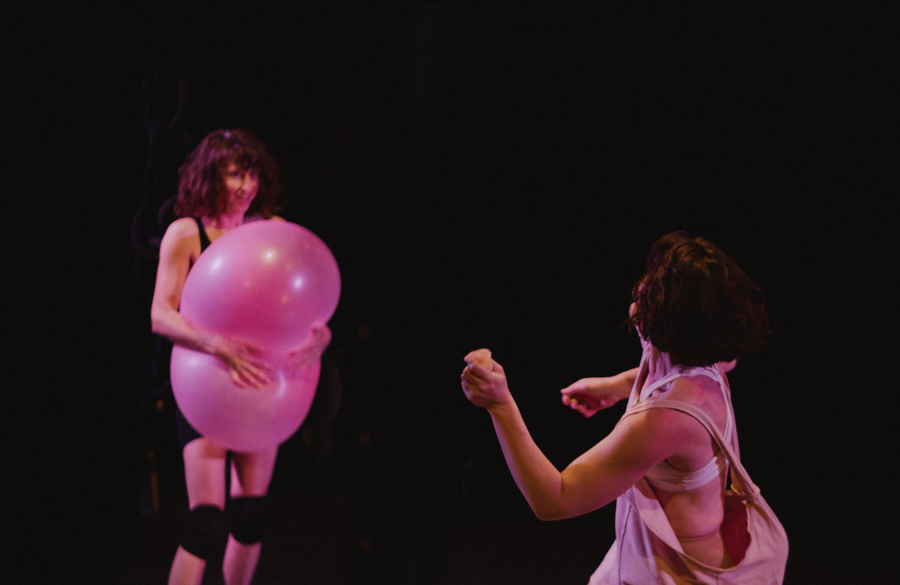 Élise Leblanc et Mathilde Perahia dans Les déesses qui coulent du collectif Les Furtives, photo de Helena Valles