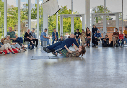 Nate Yaffe et Lauren Semeschuk dans The Choreographic Garden – Vegetal Transformation de Hanna Sybille Müller, photo de Jennifer Ducharme