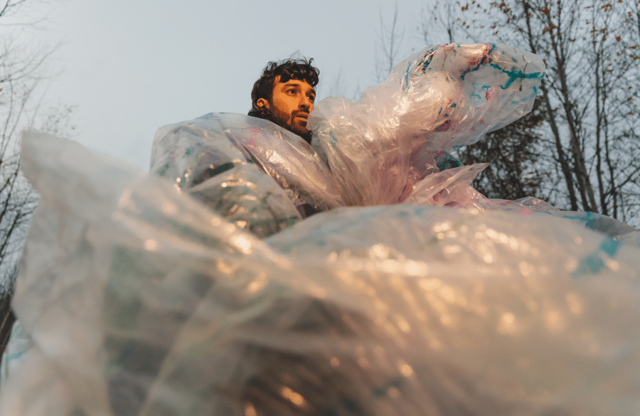 Rodrigo Alvarenga-Bonilla dans Regarde ailleurs de Maude Lecours et Gabrielle Marquis, photo de Marie-Ève Dion