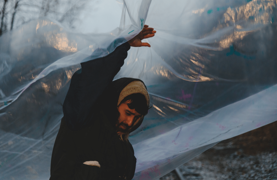 Rodrigo Alvarenga-Bonilla dans Regarde ailleurs de Maude Lecours et Gabrielle Marquis, photo de Marie-Ève Dion