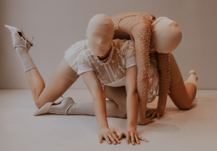 Johanna Simon et Sarah Roy dans Minuit portant de Johanna Simon, photo de Hannah Covey