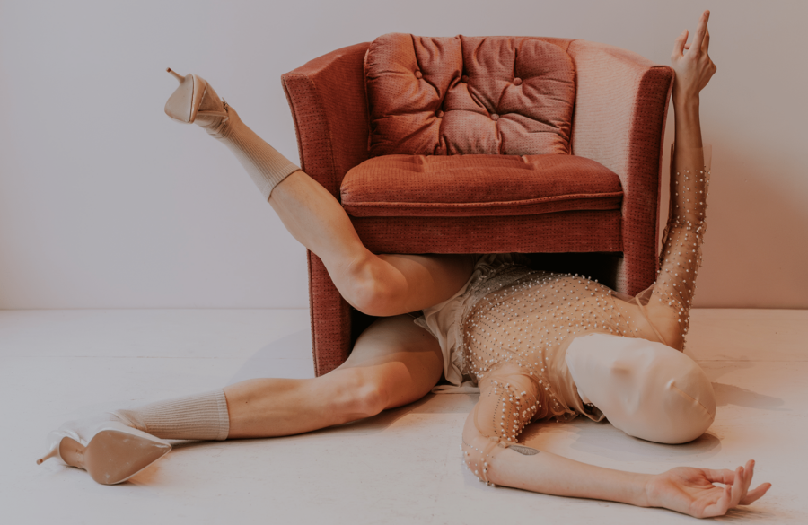 Sarah Roy in Johanna Simon's Minuit portant, photo by Hannah Covey